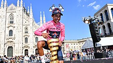Kolumbijský cyklista Egan Bernal se raduje s trofejí pro vít�ze Gira.