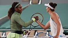 Amerianka Serena Williamsová (vlevo) a Rumunka Irina Beguová se zdraví po...