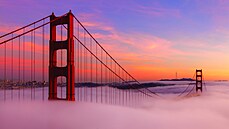 Visutý most Golden Gate Bridge v San Franciscu ásten ukrytý v mlze