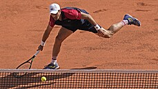 panlský tenista Pablo Andújar zasahuje u sít v prvním kole Roland Garros.