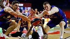 Barcelontí basketbalisté Pau Gasol (vlevo) a  Leandro Bolmaro v souboji s...
