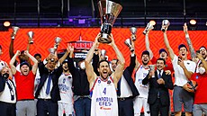 Basketbalisté tureckého Anadolu Efes Istanbul se radují z triumfu v Eurolize.