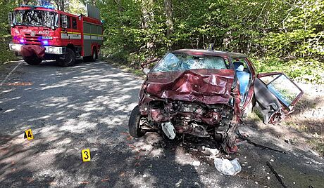 Pi dopravní nehod na silnici II/131 u obce toky se stetla dv osobní auta....