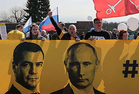 Andrei Pivovarov, len opoziní skupiny Otevené Rusko, stojí za transparentem...