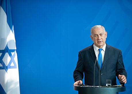 Nejdéle vládnoucí premiér Izraele odchází. Není to vak odchod v nejlepím.
