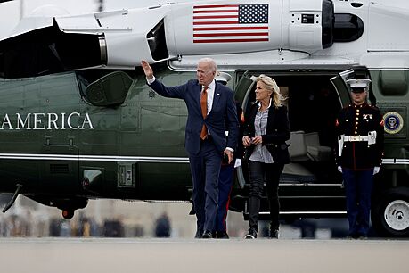 Americký prezident Joe Biden a první dáma Jill Biden kráí z Marine One na...