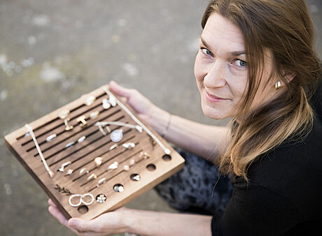 Anna Steinerová vyrábí perky inspirované kávovými zrnky.
