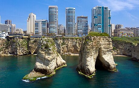Oblíbená turistická destinace Raouche Rocks v libanonském Bejrútu (21. bezna...