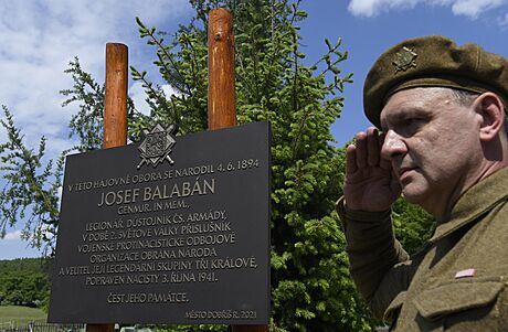 Lidé v Dobíi na Píbramsku uctili památku podplukovníka Josefa Balabána. V...