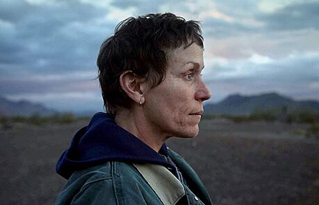 Frances McDormandová ve filmu Zem nomád