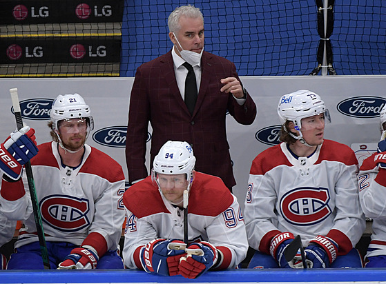 Kouč Montrealu Dominique Ducharme a jeho svěřenci během sedmého zápasu proti...