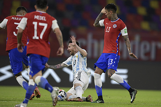 Argentinská hvzda Lionel Messi bojuje s pesilou hrá Chile.