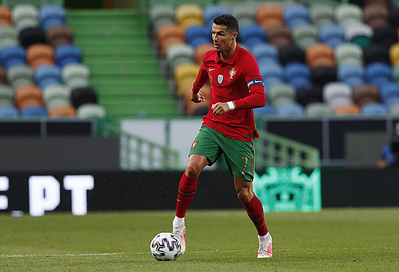 Portugalská hvzda Cristiano Ronaldo vede mí v pípravném duelu proti Izraeli.