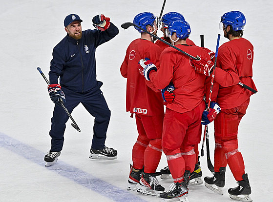 PŮJDE TO I V ZÁPASE? Radostná momentka z nácviku přesilovky při středečním tréninku. Dnes hokejovou reprezentaci čeká čtvrtfinále mistrovství světa proti Finsku.