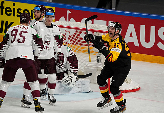 Německý hokejista Marcel Noebels slaví gól v utkání s Lotyšskem