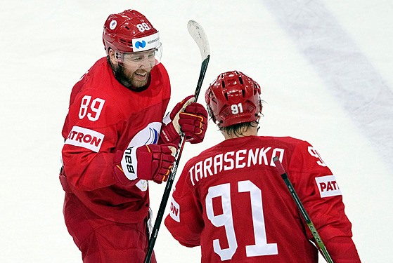 Ruský hokejista Nikita Něsterov se raduje s Vladimírem Tarasenkem z pátého gólu...