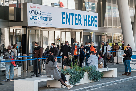 Lidé stojí ve front ped okovacím centrem v San Francisku. (25. února 2021)