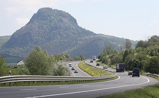 Silnice mezi Bílinou a Mostem.