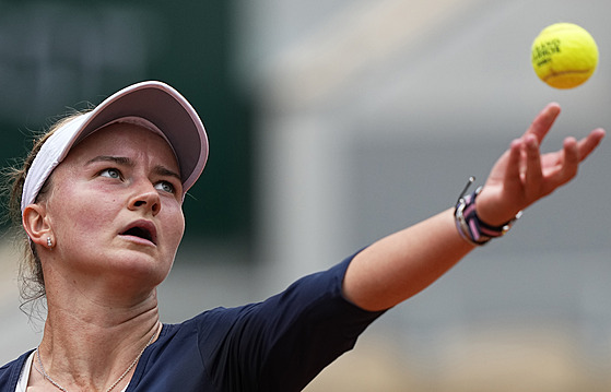 Barbora Krejíková si nadhazuje mí na podání ve tetím kole Roland Garros.