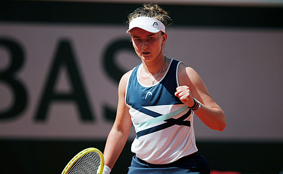 Barbora Krejčíková se povzbuzuje ve čtvrtfinále Roland Garros.