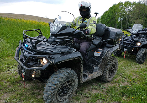 Policisté v Beskydech mají k dispozici i terénní motocykly a čtyřkolky.