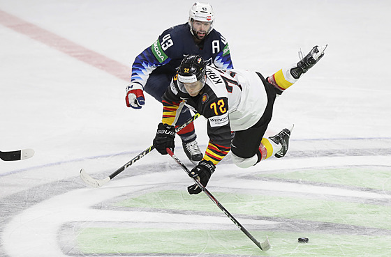 Nmec Dominik Kahun letí pro puk v utkání o bronzové medaile na MS v hokeji...