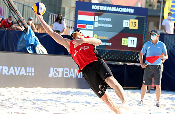 Alexander Brouwer se natahuje po míi, který etí beachvolejbalisté zahráli k...