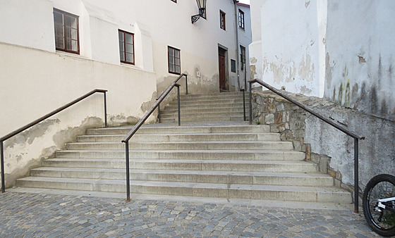 Cyklista spadl z kola pi sjídní schod v centru Jindichova Hradce.