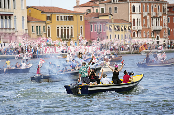 Z italských Benátek po roce vyplula první výletní loď. Doprovázely ji protesty....