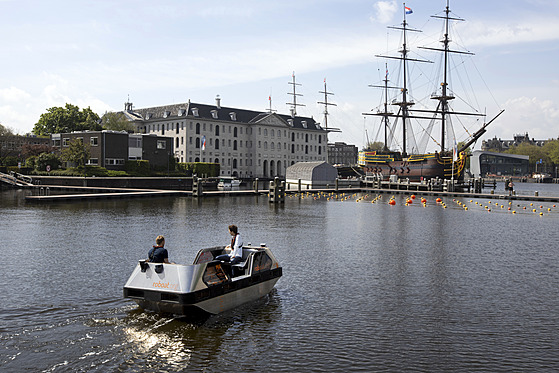 Lo z budoucnosti projídí kolem plavidla minulosti v Amsterdamu. (20. kvten...