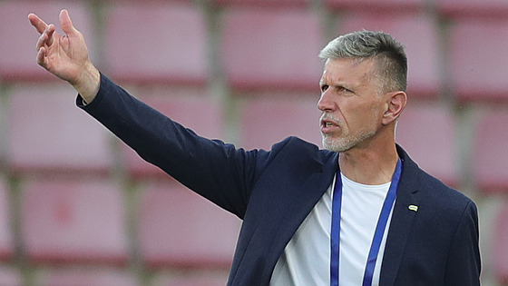 eský trenér Jaroslav ilhavý bhem generálky na Euro proti Albánii.