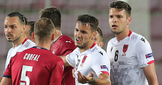 Strkanice mezi eskými a albánskými fotbalisty v pípravném utkání.