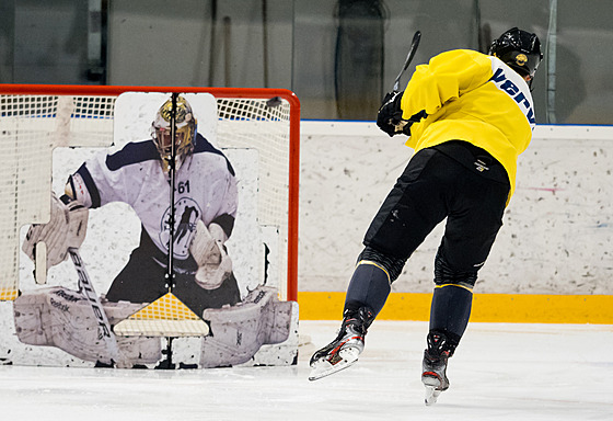 Jeden z litvínovských hokejistů střílí při tréninku na brankáře z dřevotřísky.