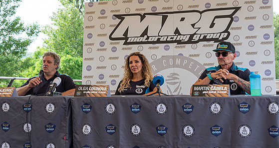 Ervín Krajovi (vlevo), Olga Lounová a Martin ábela na tiskové konferenci...