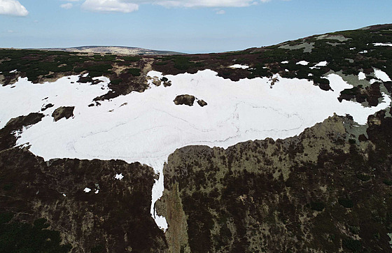 Sněhové pole známé jako Mapa republiky ve východních Krkonoších mělo 3. června...