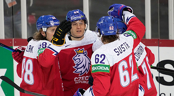 Čeští hokejisté se radují z gólu, čelem je jeho střelec Lukáš Radil.