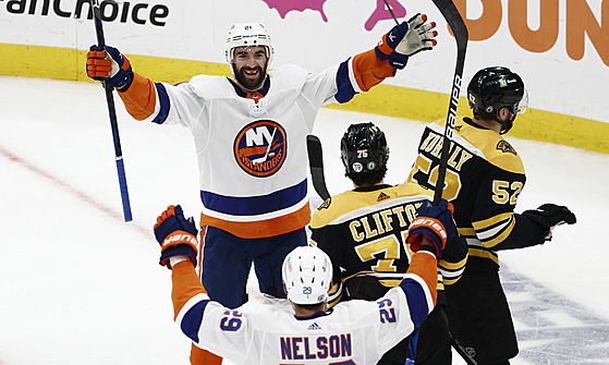 Hokejový útočník NY Islanders Kyle Palmieri slaví gól se spoluhráčem Brockem...