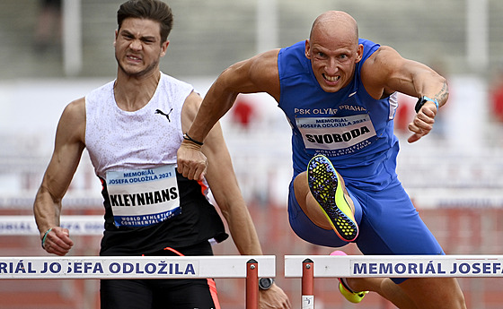 Pekáká Petr Svoboda (vpravo) v závod na 110 metr na Memoriálu Josefa...