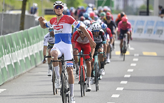 Mathieu van der Poel projídí vítzn cílem 3. etapy závodu Kolem výcarska.