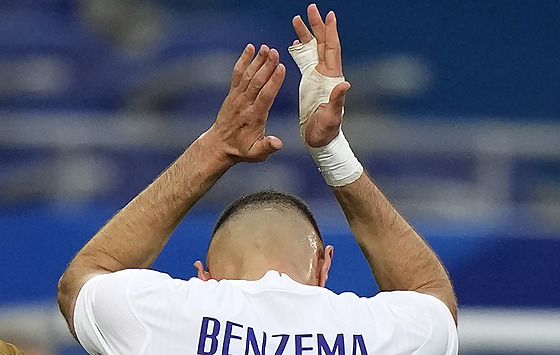 Zranný Karim Benzema dkuje pi odchodu ze hit fanoukm.