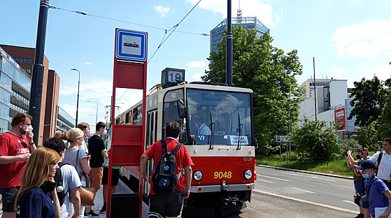 V Praze vyjíždí na trasu z Pankráce na Lehovec tramvaj číslo 19. (4.6.20201)