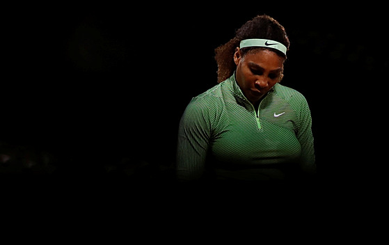 Serena Williamsová v noním duelu na Roland Garros