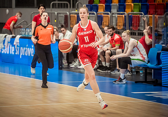 Česká basketbalistka Kateřina Elhotová táhne útok na běloruský koš.