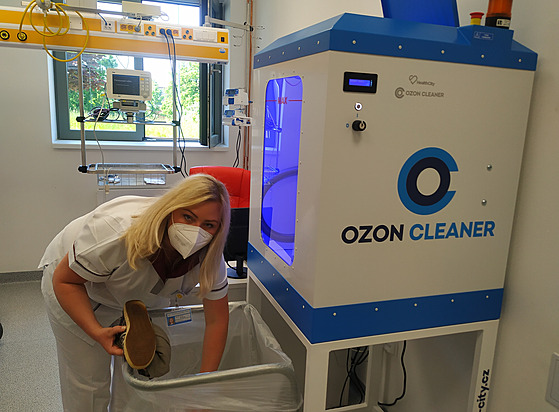 Ozonová pračka ulehčí práci zdravotníkům s čištěním obuvi a šatů pacientů.