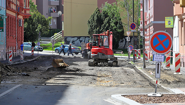 V Chebu zaala celková oprava Karlovy ulice, která navazuje na ji opravenou...