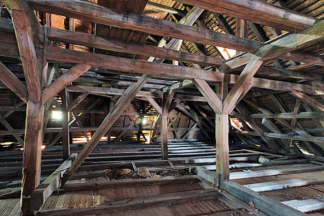 Než lidé spatří letité krovy Vildštejna, musí střecha projít opravou