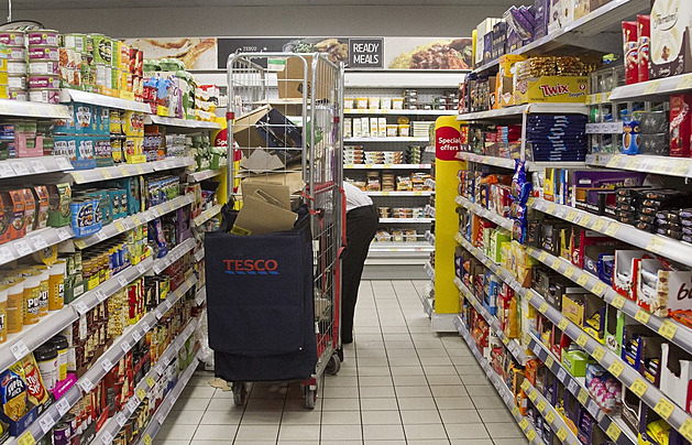 Žlutá nálepka znamená zadarmo. Tesco v Británii zkušebně rozdává potraviny
