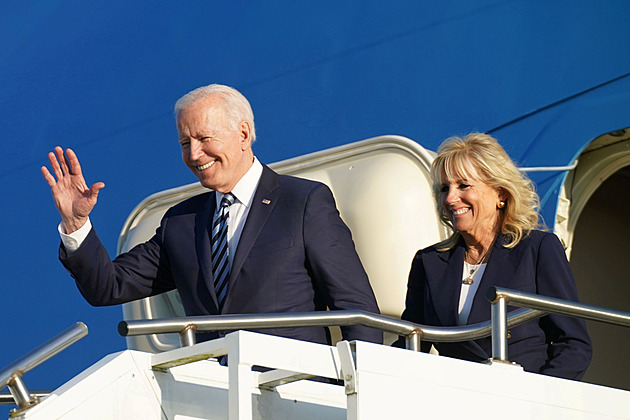 Biden zahájil svou první zahraniční návštěvu. Air Force One přistál v Anglii