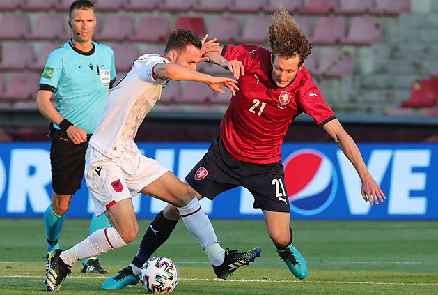 ONLINE: Česko - Albánie, tři stopeři, útok bez Hložka, hrají Kuchta i Čvančara