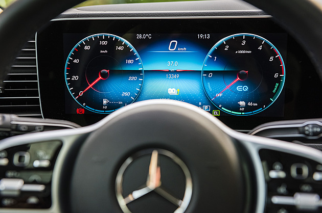 Další potíže německé automobilky. Zisk Mercedesu klesne, akcie se propadají